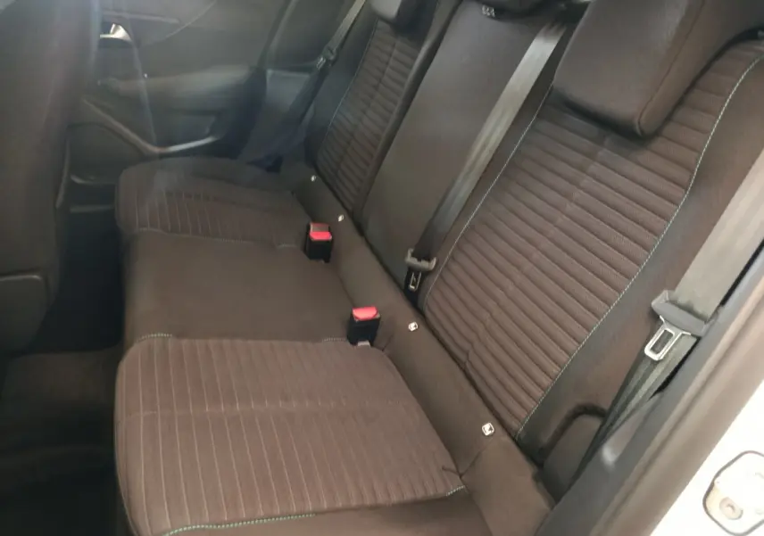 Vue intérieure côté droit sur la banquette arrière noire de la Peugeot 208 PureTech 75 S&S Style blanche 2023.