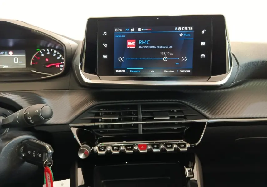 Tableau de bord de Peugeot 208 PureTech blanc, vue centrée sur l’écran tactile et les commandes en rangée.