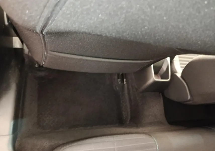 Vue intérieure du plancher arrière et de la console centrale d'une Peugeot 208 blanche, version PureTech 75 S&S Style.