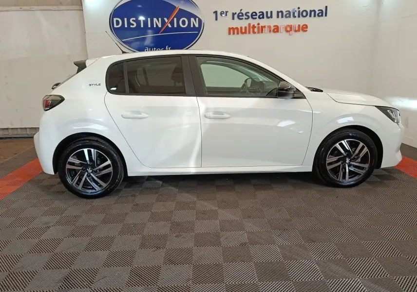 Profil droit d'une Peugeot 208 PureTech 75 S&S Style blanche, avec jantes alliage et vitres teintées.