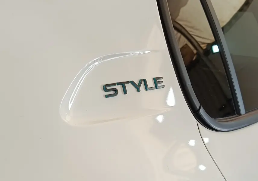 Gros plan sur l’écusson Style blanc sur l’aile arrière droite d’une Peugeot 208 2023.