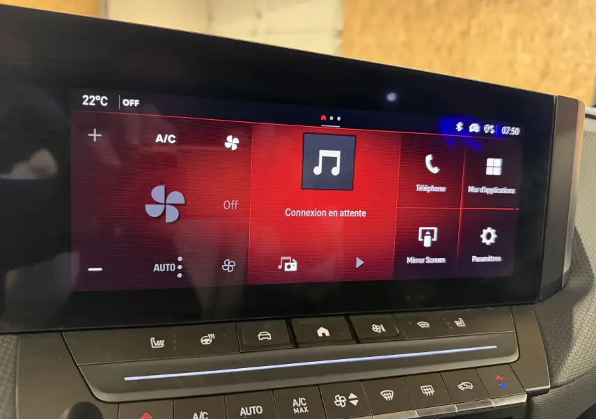 Écran tactile central de l’Opel Astra 2024 gris, affichant la climatisation et les options multimédia.