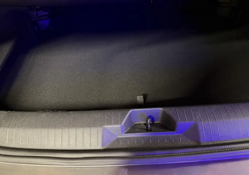 Détail de la trappe à skis dans le coffre d'une Opel Astra 1.5D 130 BVA8 GS gris 2024.