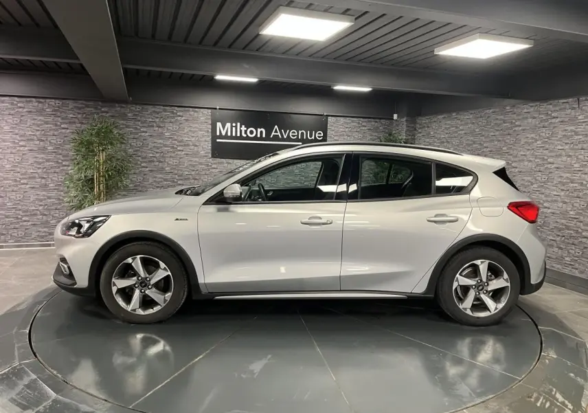 Ford Focus 1.0 EcoBoost 2021 gris vue profil côté gauche avec jantes alliage et badges Active