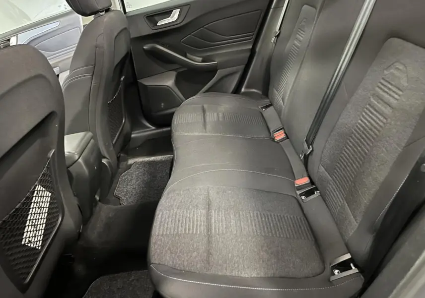 Vue intérieure côté droit sur la banquette arrière en tissu noir avec appuie-têtes de la Ford Focus Active 2021.