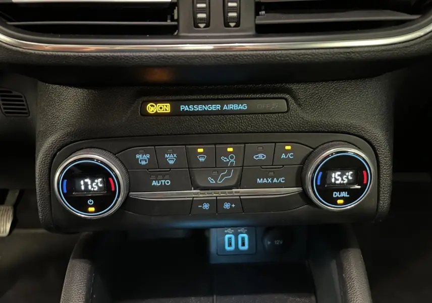 Gros plan sur la console centrale de la Ford Focus 2021, montrant la climatisation automatique bi-zone avec affichage digital.