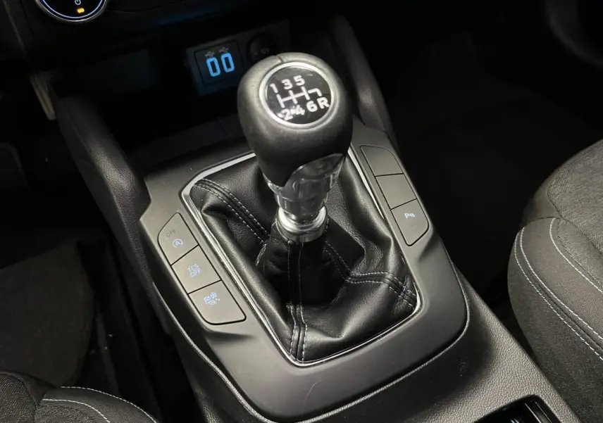Gros plan sur le levier de vitesses manuel noir de la Ford Focus Active 2021, avec coutures blanches sur la console.