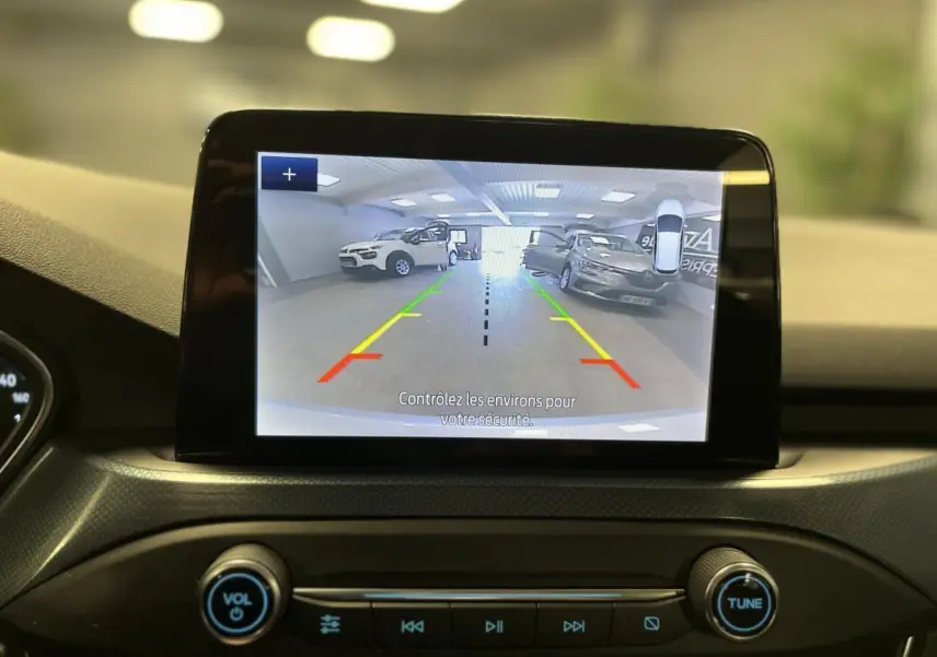 Écran tactile du système multimédia Ford SYNC 3 affichant la caméra de recul dans l'habitacle d'une Ford Focus 2021.