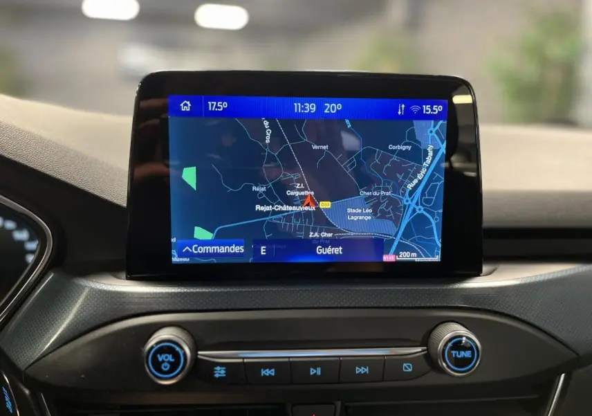 Écran tactile central du tableau de bord de la Ford Focus gris 2021 affichant la navigation GPS en intérieur.