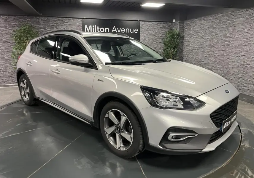 Ford Focus Active gris lunaire vue 3/4 avant droit avec jantes alliage 17 pouces et arches noires