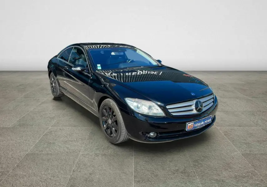 Mercedes Classe CL 500 4-Matic noir vu en 3/4 avant droit avec jantes alliage noires et projecteurs bi-xénon.