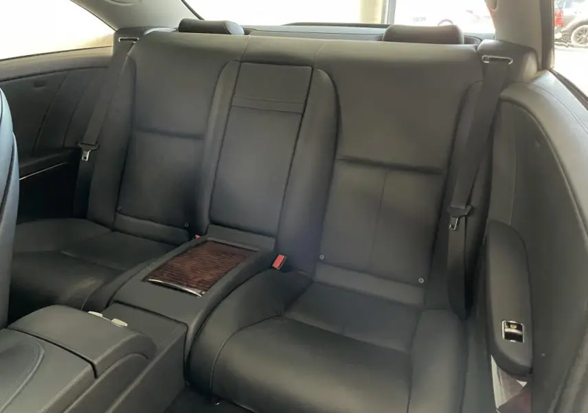 Banquette arrière en cuir noir avec accoudoir central en bois dans une Mercedes Classe CL 500 4-Matic A de 2009.
