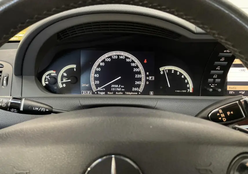 Vue intérieure du tableau de bord et volant multifonctions d'une Mercedes Classe CL 500 4-Matic noire de 2009.