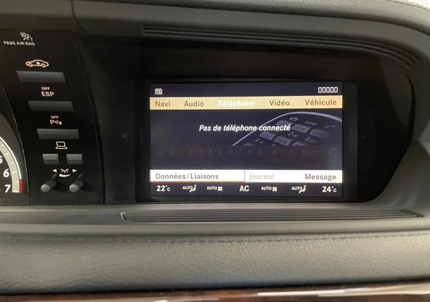 Écran central du tableau de bord noir de la Mercedes Classe CL 500 4-Matic 2009 affichant le menu téléphone.