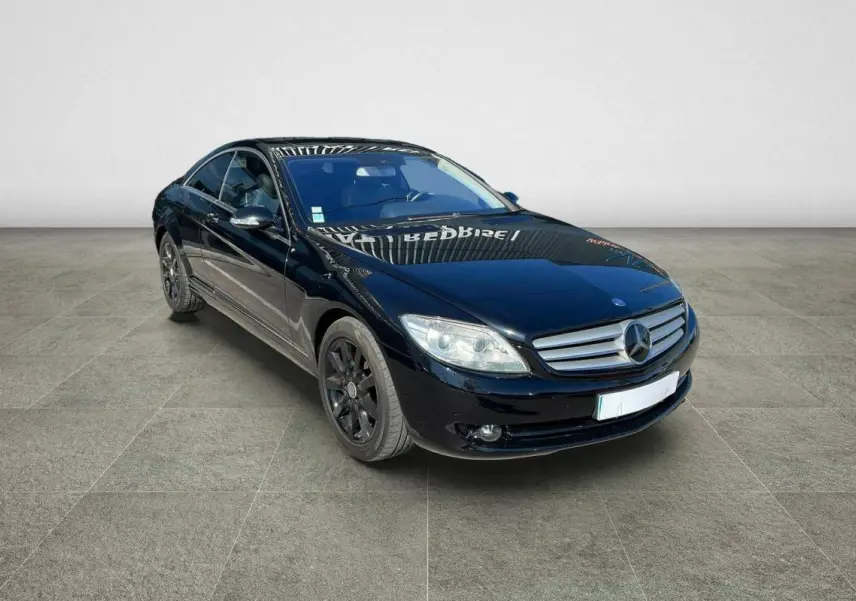 Mercedes Classe CL 500 4-Matic noir en 3/4 avant droit, avec jantes alliage noires et projecteurs bi-xénon.