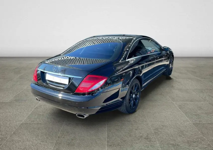 Mercedes Classe CL 500 4-Matic noir vue 3/4 arrière droit avec jantes alliage noires et feux arrière rouges.