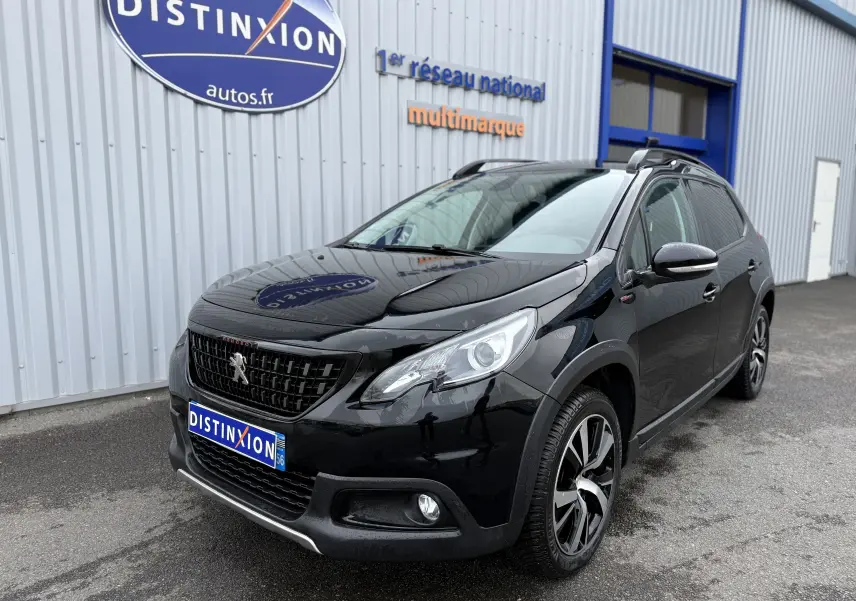 Peugeot 2008 1.2 PureTech 110 GT Line noir vue 3/4 avant droit avec jantes alliage et toit noir brillant.