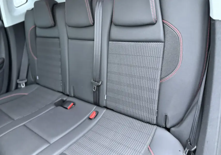 Vue intérieure des sièges arrière noirs avec surpiqûres rouges du Peugeot 2008 GT Line 2018.