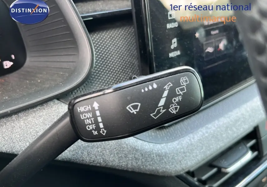 Gros plan sur la commande d’essuie-glace dans l’habitacle gris noir d’une Skoda Scala 2025, version essence boîte auto.