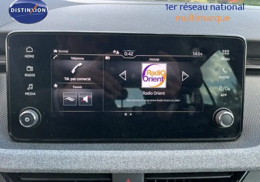 Écran tactile central de la Skoda Scala 2025 gris graphite, affichant la radio FM/DAB Radio Orient.