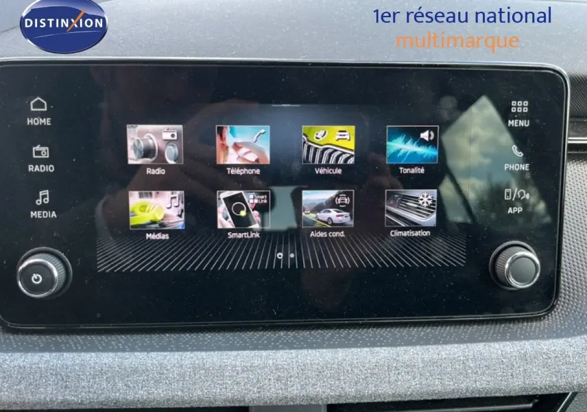 Écran tactile central de la Skoda Scala gris graphite, affichant le menu principal avec options multimédia et véhicule.