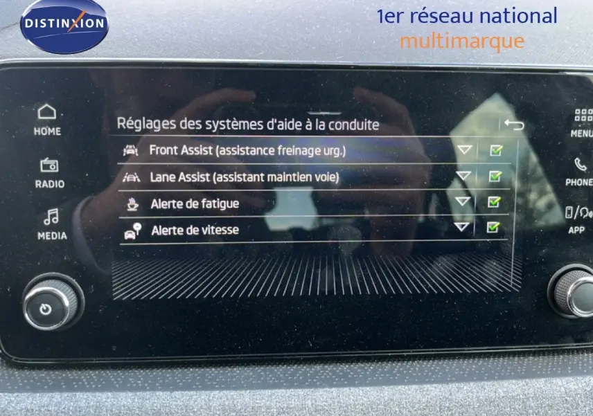 Écran tactile intérieur montrant les réglages d'aide à la conduite du Skoda Scala gris graphite, avec options activées.