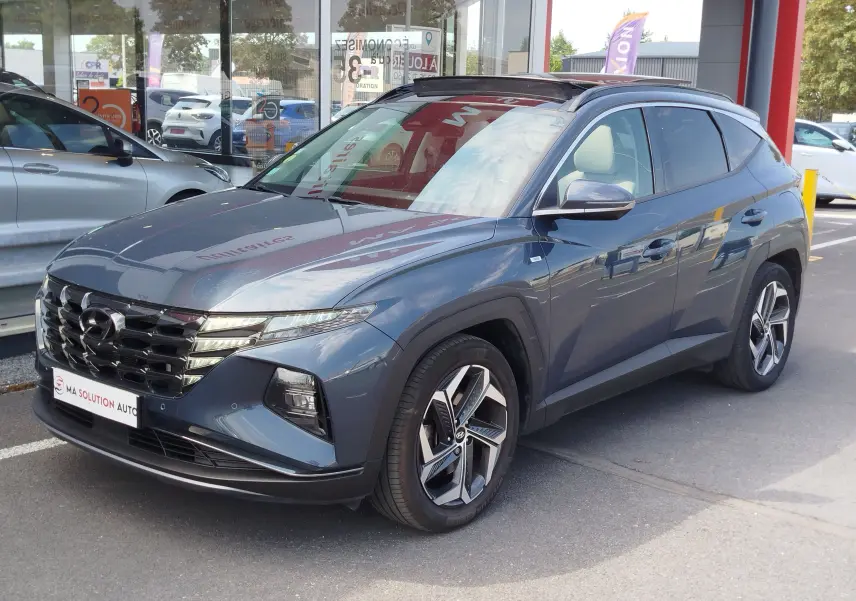 Vue 3/4 avant droite d'un Hyundai Tucson 2021 Teal Blue Métal avec calandre noire et jantes alliage distinctives.