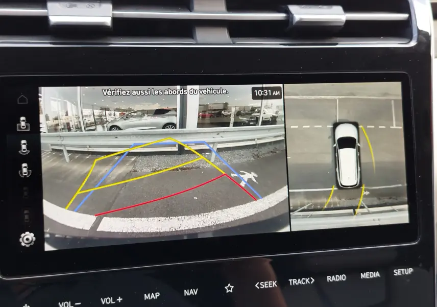 Écran multimédia du Hyundai Tucson 2021 montrant la caméra de recul et la vue 360° en stationnement.