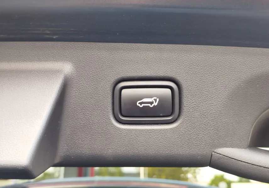 Bouton d'ouverture électrique du hayon sur le panneau intérieur d'un Hyundai Tucson 2021 Teal Blue Métal.