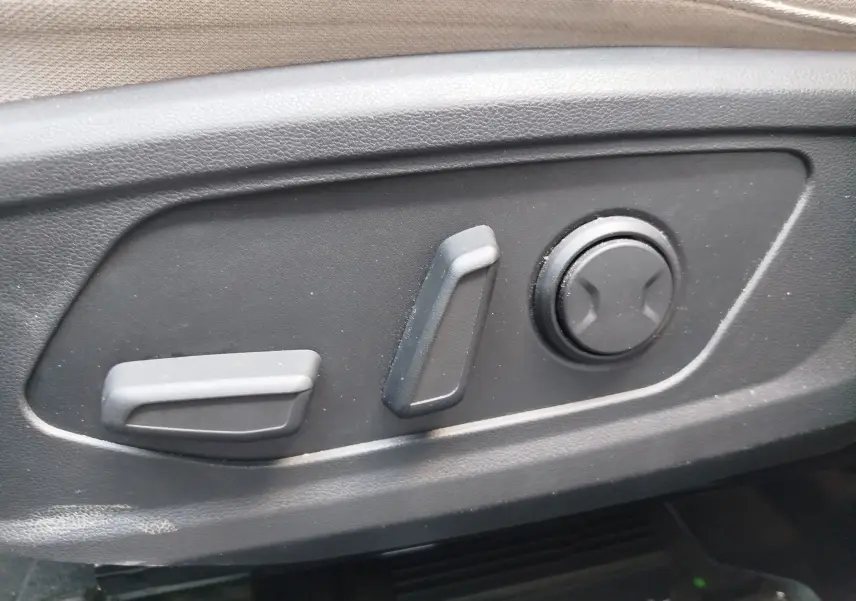 Détail des commandes électriques de réglage du siège côté conducteur dans un Hyundai Tucson 2021 finition Executive.