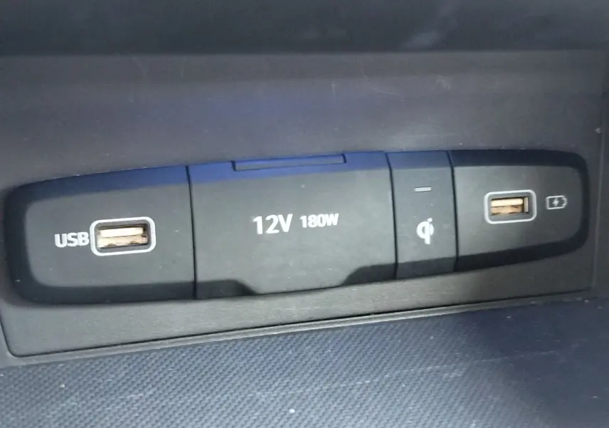 Gros plan sur les ports USB, prise 12V et chargeur sans fil du tableau de bord du Hyundai Tucson Teal Blue Métal 2021.