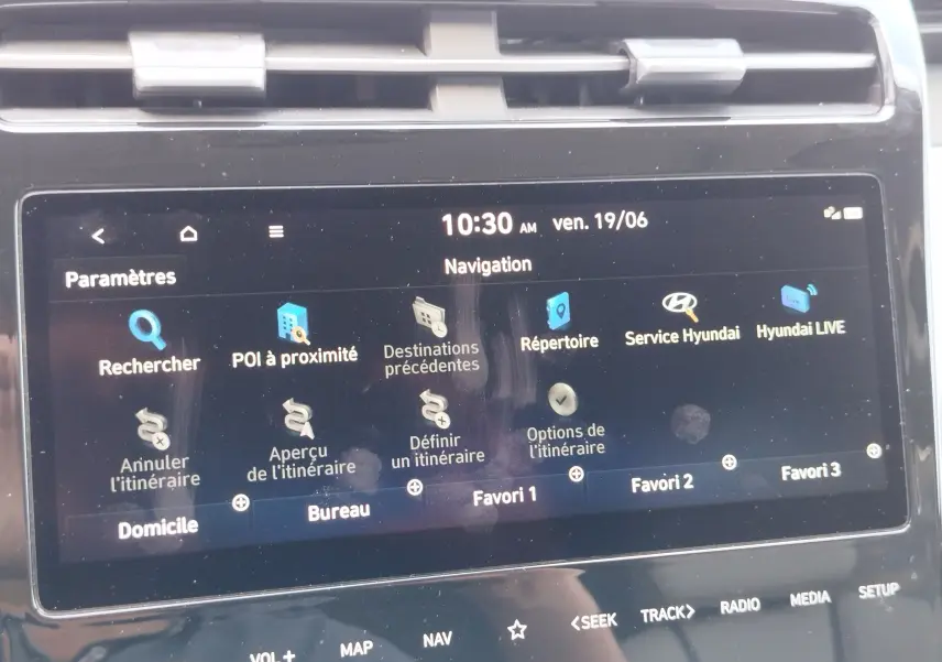 Écran tactile de navigation du Hyundai Tucson 2021 en Teal Blue Métal, affichant les options de paramètres et itinéraires.