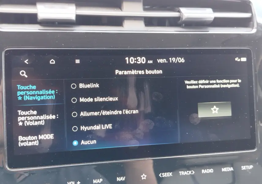 Écran tactile intérieur du Hyundai Tucson 2021 en Teal Blue, affichant les paramètres de personnalisation des boutons.