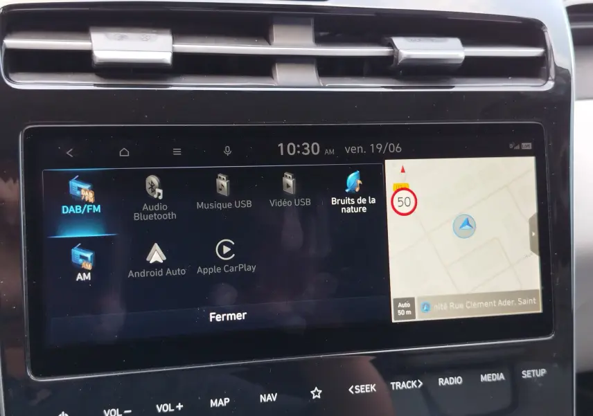 Écran tactile central du Hyundai Tucson 2021 en Teal Blue, affichant navigation et options multimédia.
