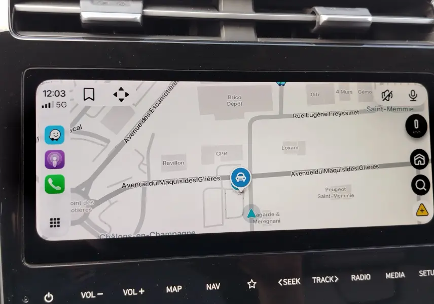 Vue rapprochée de l'écran tactile du système de navigation du Hyundai Tucson 2021, affichant une carte en mode jour.