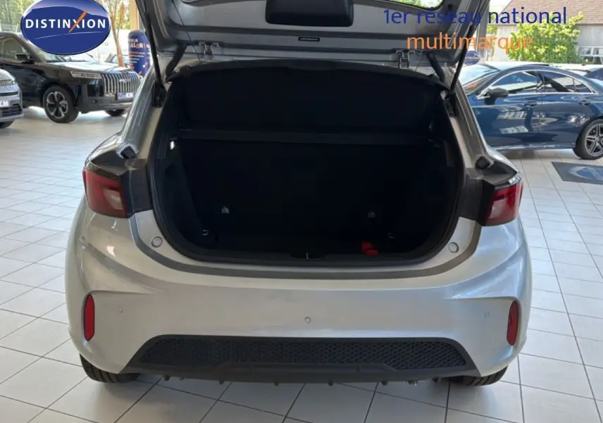 Vue arrière d’un MG3 1.5L Hybrid+ 195ch Luxury en Cosmic Silver Metal avec coffre ouvert en concession.