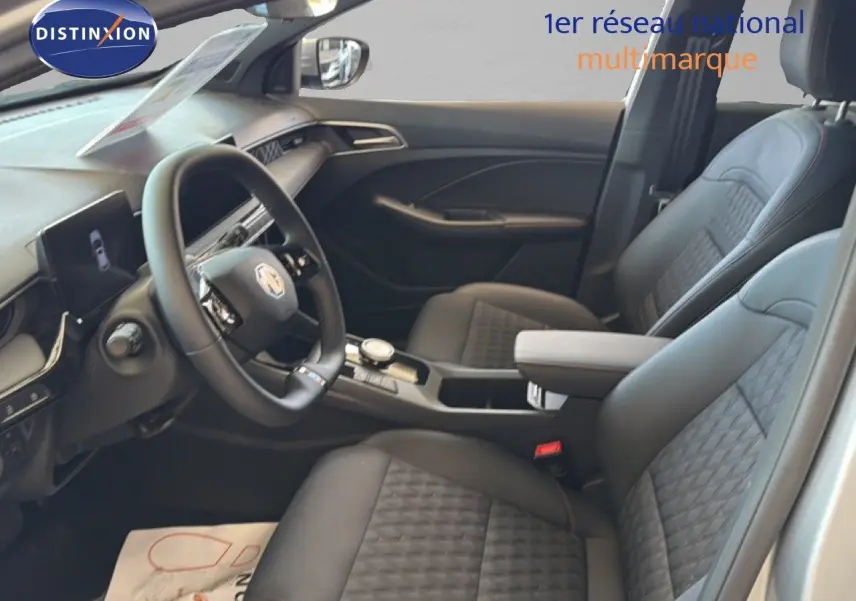 Vue intérieure côté conducteur de la MG3 1.5L Hybrid+ 195ch Luxury avec sièges noirs en tissu et cuir, volant multifonction.
