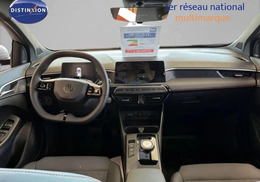 Vue intérieure avant du MG3 1.5L Hybrid+ 195CH Luxury avec tableau de bord moderne et volant multifonction noir.