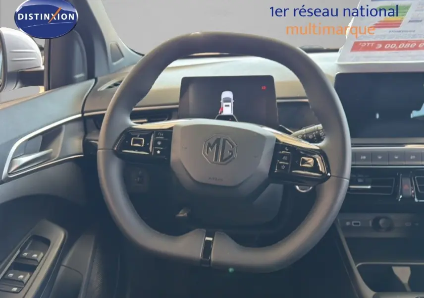 Vue intérieure centrée sur le volant noir du MG3 2026 avec tableau de bord et écran tactile en arrière-plan.