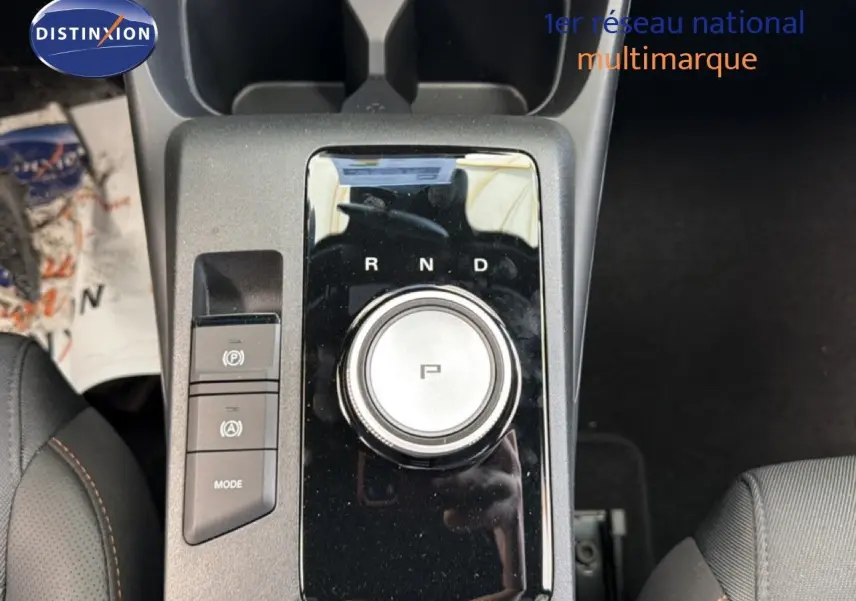 Vue plongeante sur la console centrale de la MG3 1.5L Hybrid+ 195CH Luxury avec sélecteur rotatif de boîte auto et finition noire brillante.
