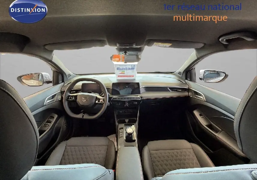 Vue intérieure avant de la MG3 1.5L Hybrid+ 195ch Luxury, tableau de bord moderne et sièges noirs en tissu et cuir.