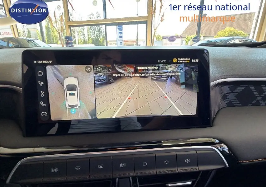 Vue intérieure du tableau de bord du MG3 2026, écran tactile affichant la caméra de recul et la vue à 360°, ambiance moderne.