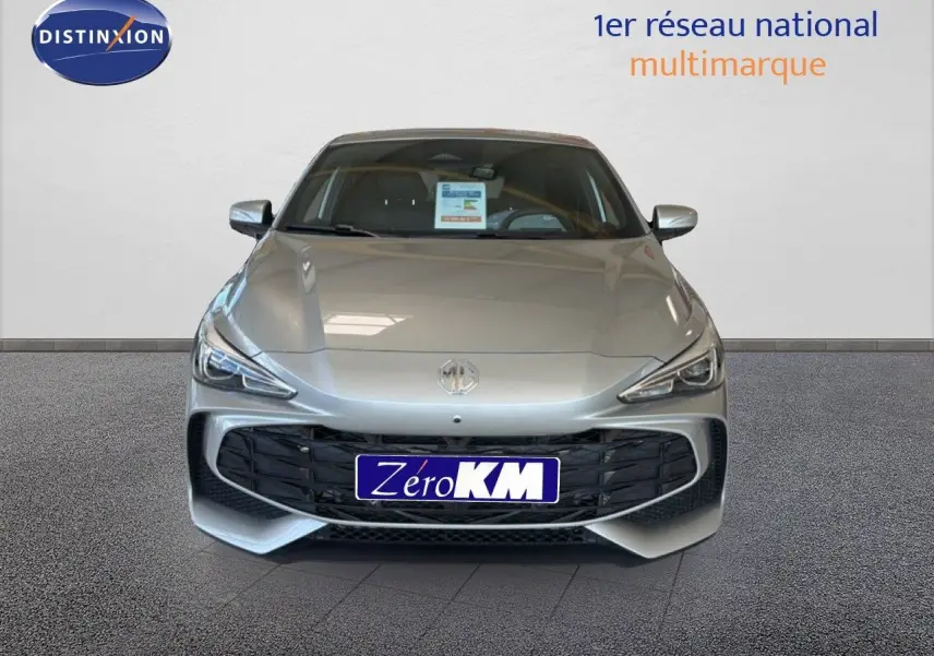 Vue frontale d'une MG3 1.5L HYBRID+ 195CH Luxury en Cosmic Silver Metal avec calandre noire et phares effilés.