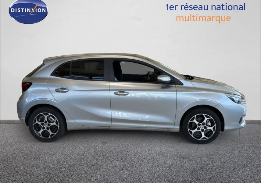 Vue latérale gauche d'une MG3 1.5L Hybrid+ 195ch Luxury en argent cosmique avec jantes alliage noires et grises.