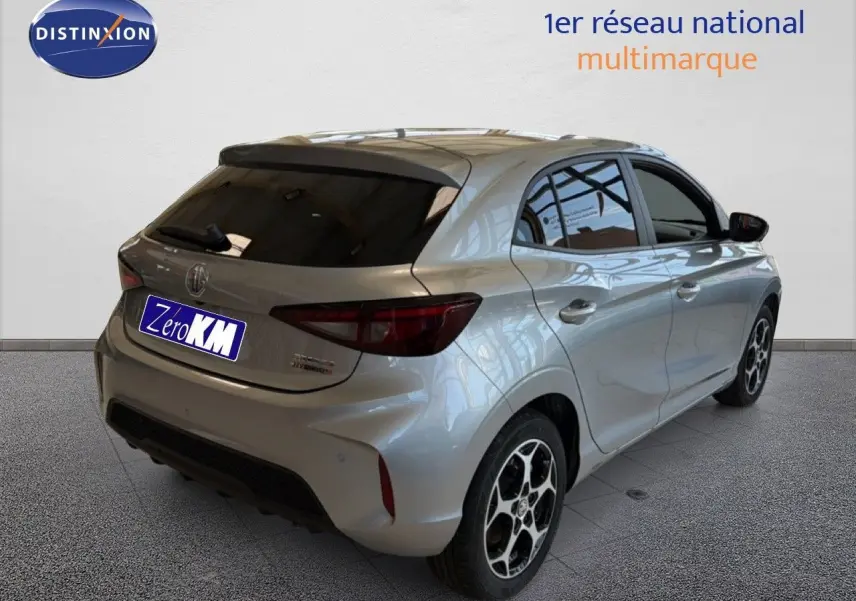Vue 3/4 arrière droite de la MG3 1.5L Hybrid+ 195ch Luxury en Cosmic Silver Metal, avec jantes alliage et vitres teintées.