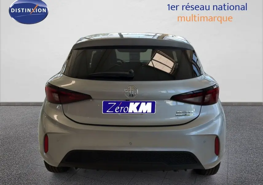 Vue arrière d'une MG3 1.5L Hybrid+ 195CH Luxury en Cosmic Silver Metal, avec feux arrière foncés et vitrage teinté.