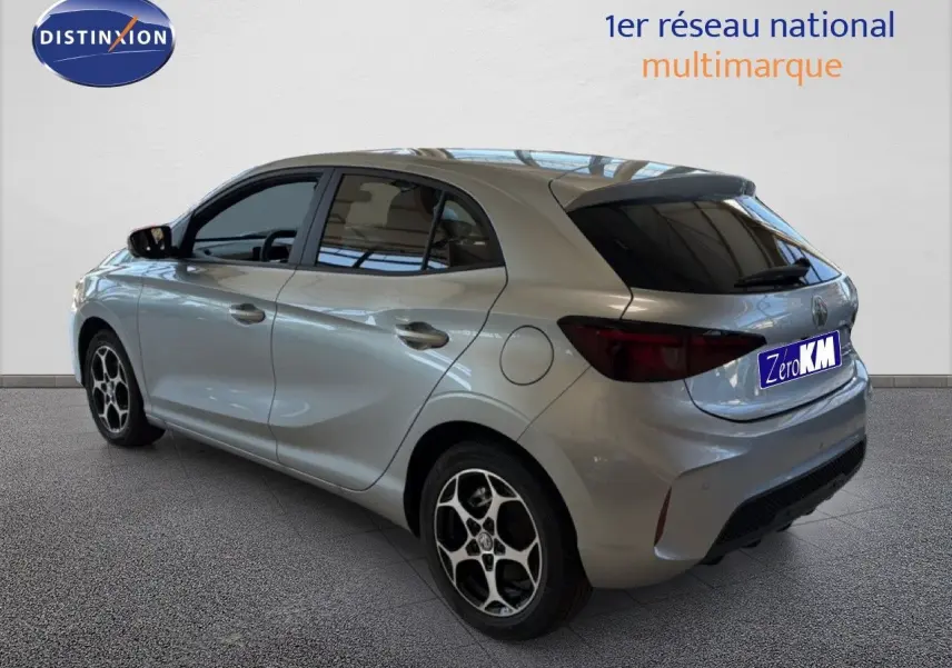 Vue 3/4 arrière droite de la MG3 Cosmic Silver Metal avec jantes alliage et vitres teintées dans un showroom.