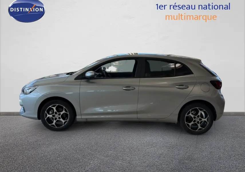 Vue de profil côté gauche d'une MG3 1.5L Hybrid+ 195CH Luxury en Cosmic Silver Metal avec jantes alliage distinctives.