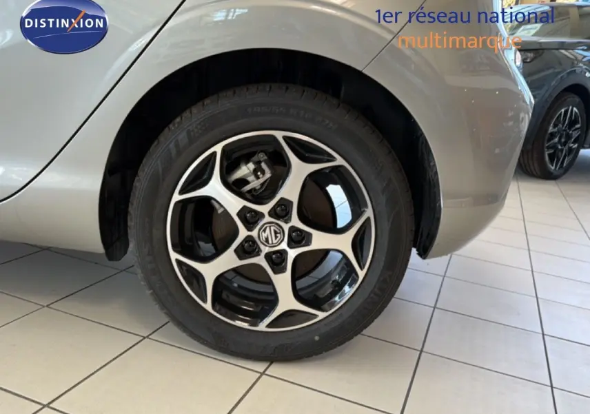 Gros plan sur la roue avant droite d'une MG3 1.5L Hybrid+ 195ch Luxury en Cosmic Silver Metal, jante alliage noire et argent.