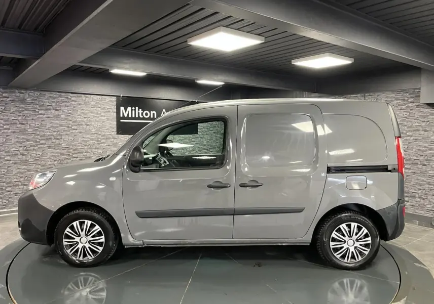 Profil côté gauche d'un Renault Kangoo Express gris foncé, utilitaire avec porte latérale coulissante et enjoliveurs Brigantin.